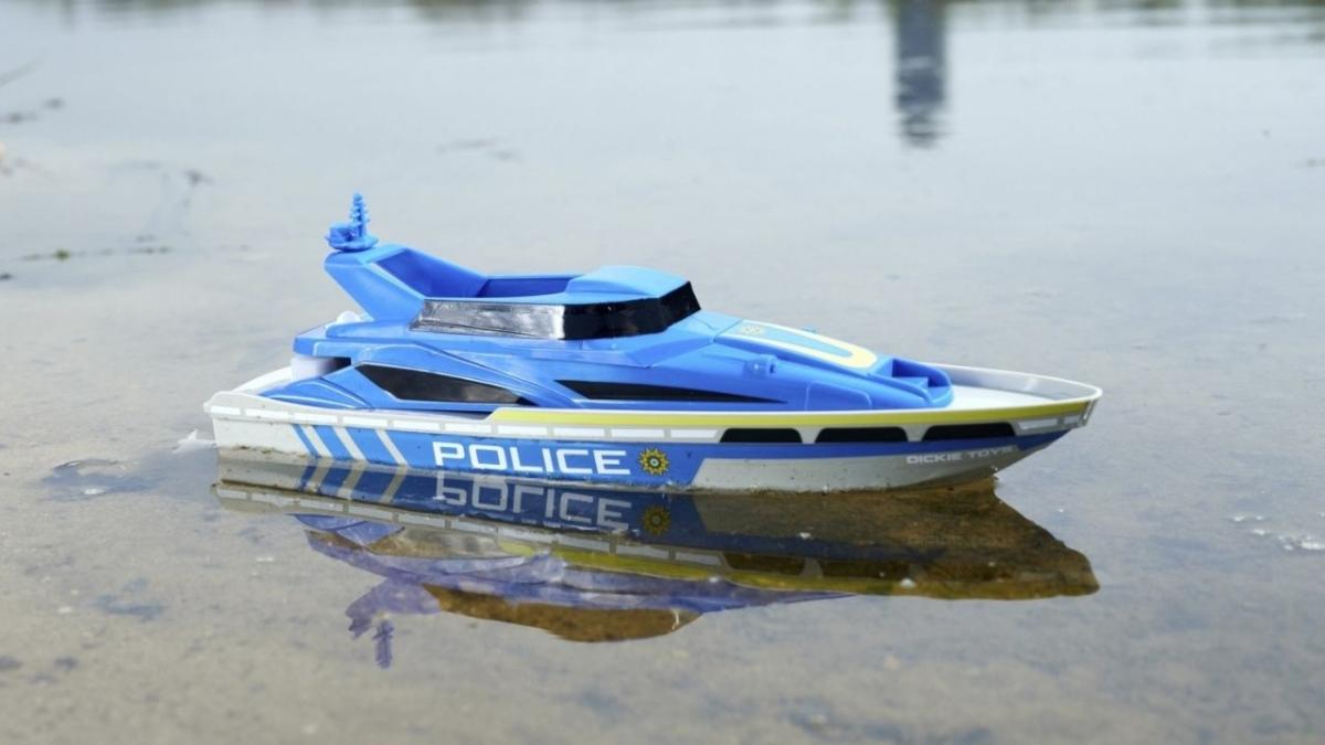 RC boat beginners guide - Perfect for all water sports fans!