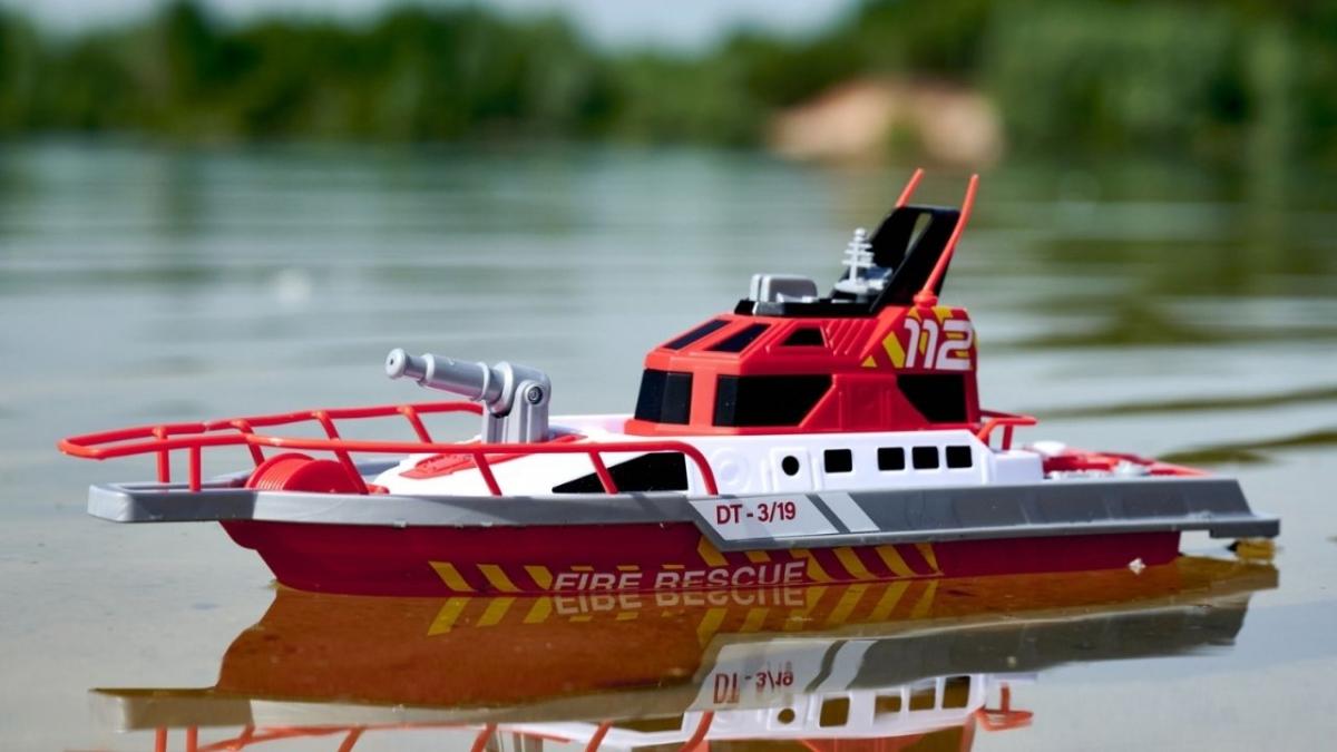 RC boat beginners guide - Perfect for all water sports fans!